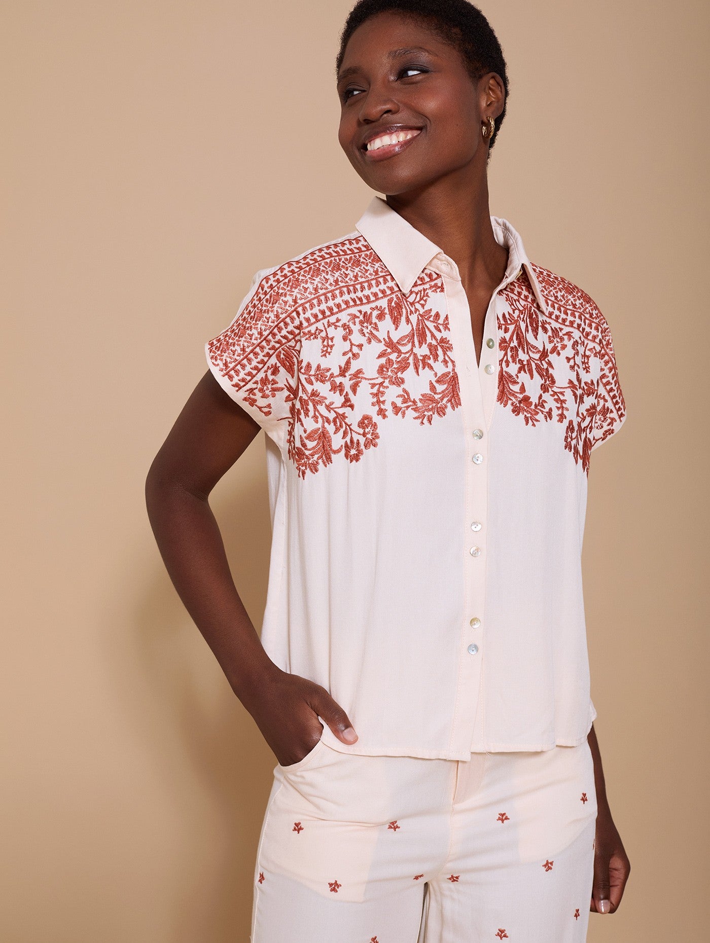 Camisa Com Bordado Floral