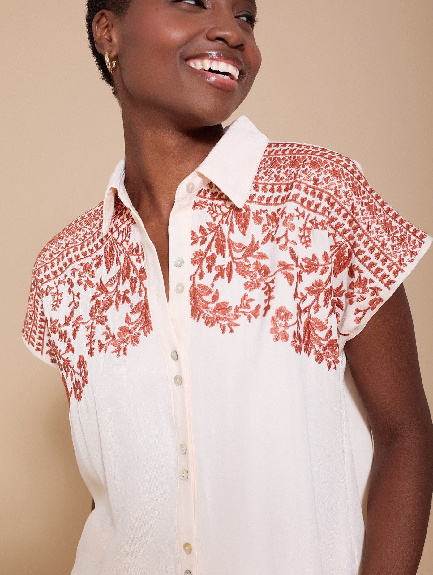 Camisa Com Bordado Floral