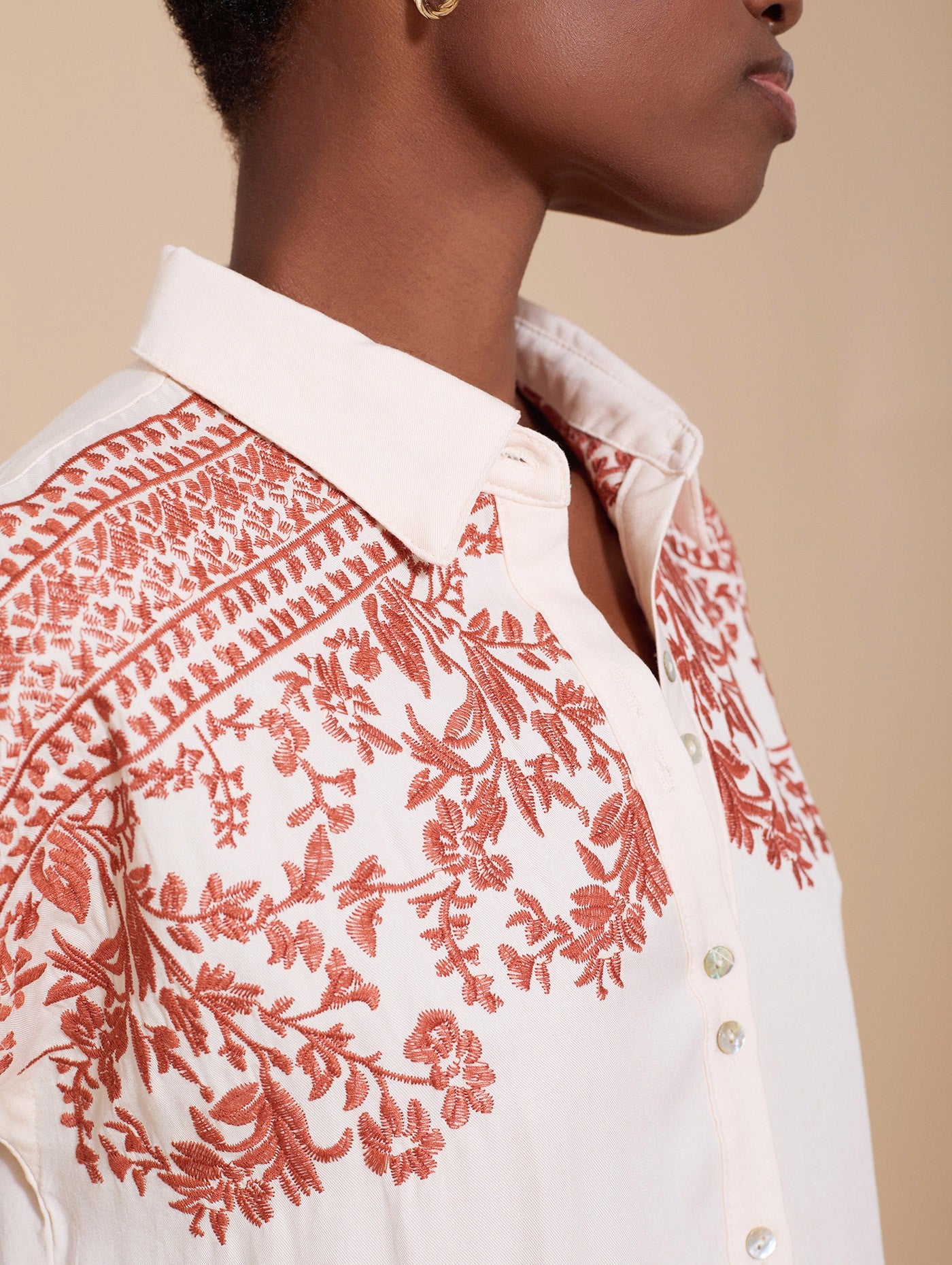 Camisa Com Bordado Floral
